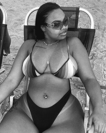 Full leaked Alineoliveira private onlyfans photo