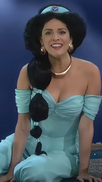 Cecily Strong