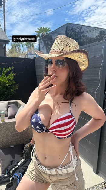 Full leaked Evelynlovexoxo private onlyfans photo