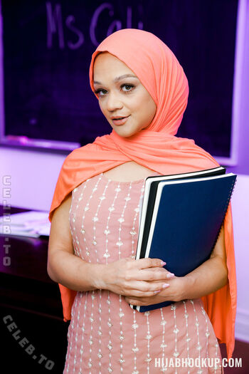 Full leaked Hijab hookup private onlyfans photo