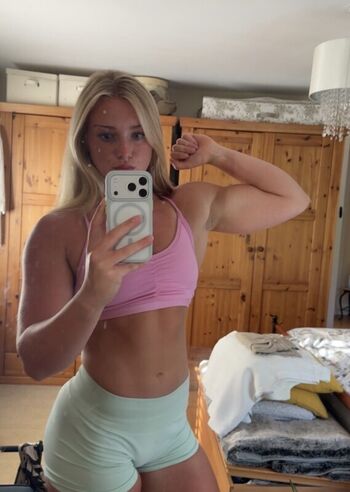 Izzymhjones