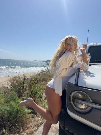 Lindsey Pelas