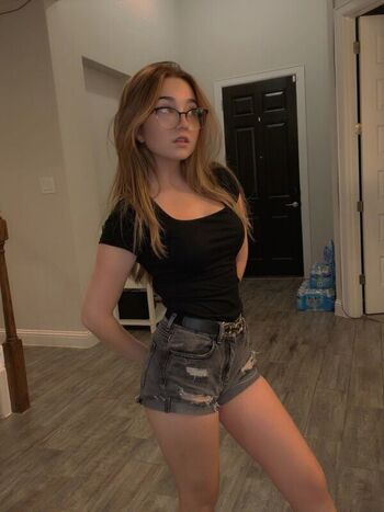 Full leaked Lyssaurora private onlyfans photo