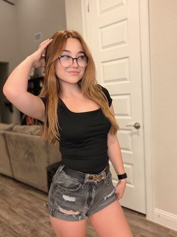 Full leaked Lyssaurora private onlyfans photo