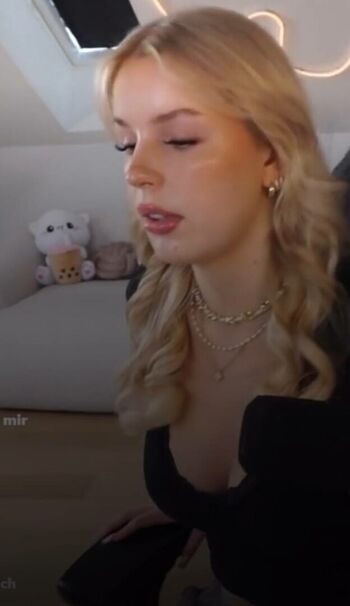 Full leaked Mialiliaa private onlyfans photo