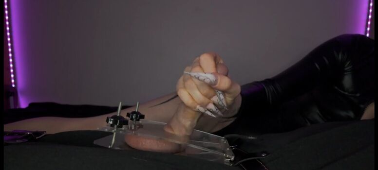 Full leaked Mistresslongnails private onlyfans photo