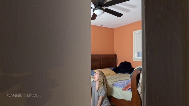 Full leaked Mommy cuckolding private onlyfans photo