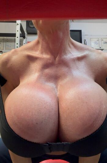 QueenMuscleBoobs