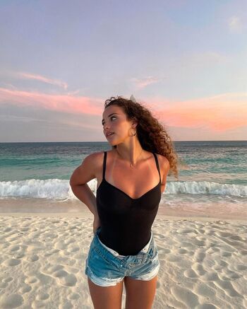 Sofie Dossi