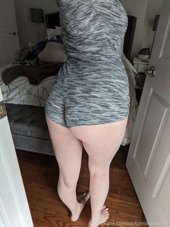 Full leaked Vickymilkmomma private onlyfans photo