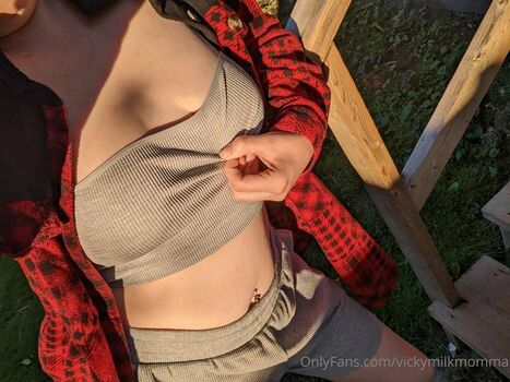 Full leaked Vickymilkmomma private onlyfans photo