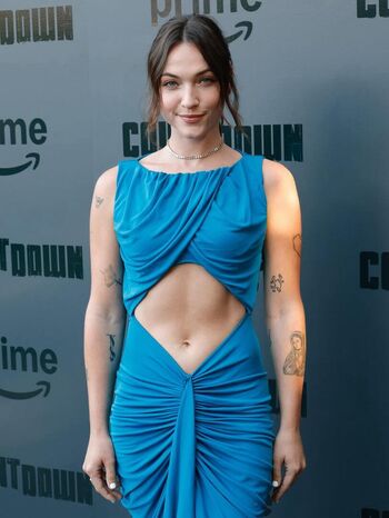 Violett Beane