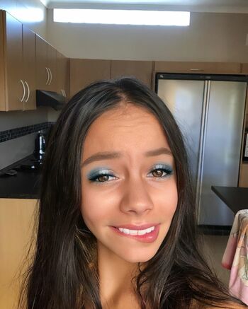 Zoe Manoek